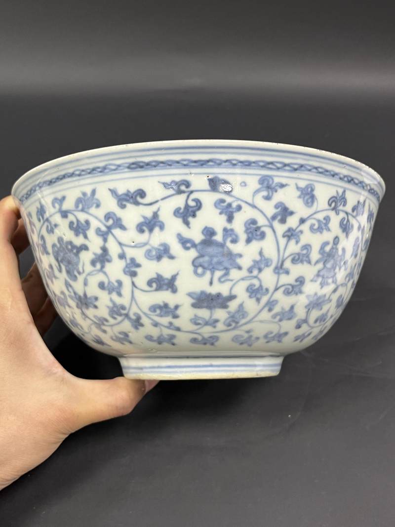 明中期 青花缠枝莲托八宝纹大碗 - 图6