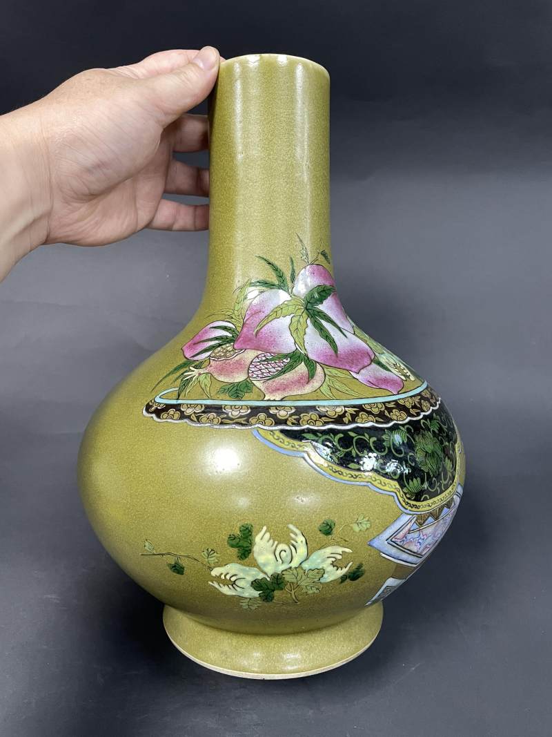 清晚期 茶叶末釉粉彩三多纹荸荠瓶 - 图2