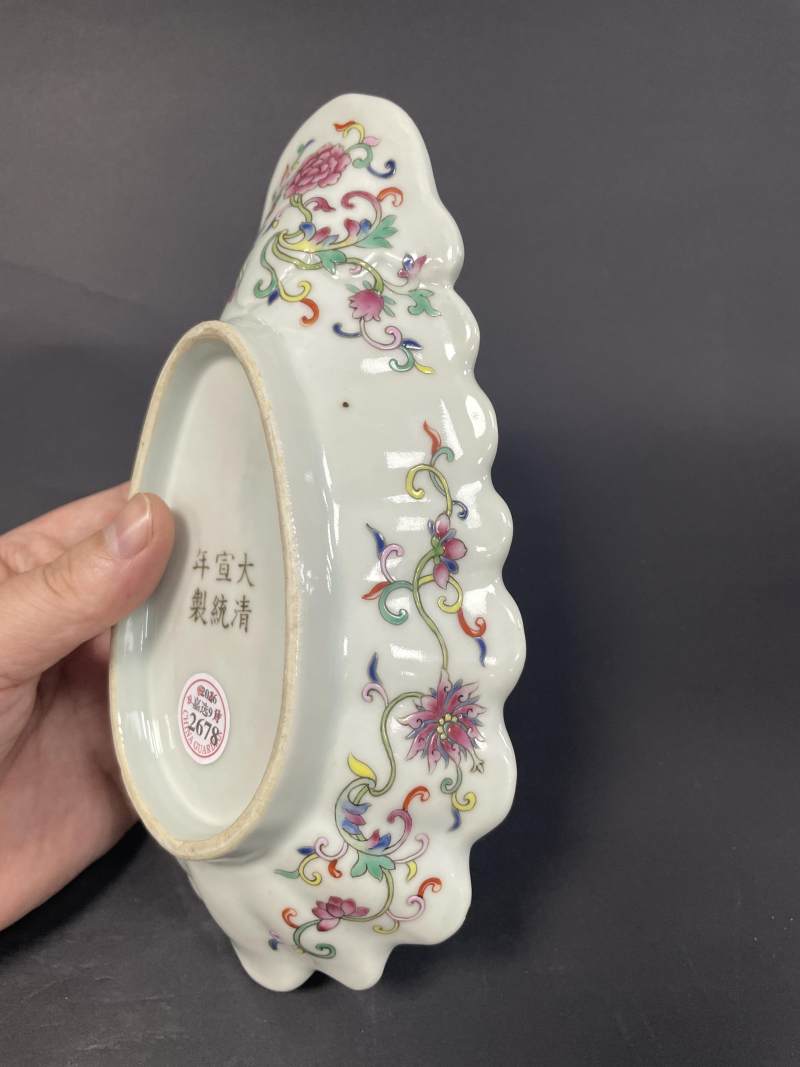 清宣统 内青花云龙纹外粉彩折枝花卉纹荷叶形盘 - 图6