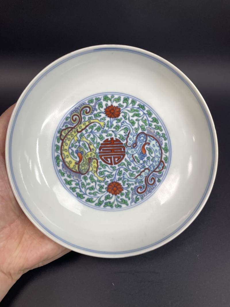 清雍正 斗彩内穿花螭龙捧寿图外万寿图盘 - 图2