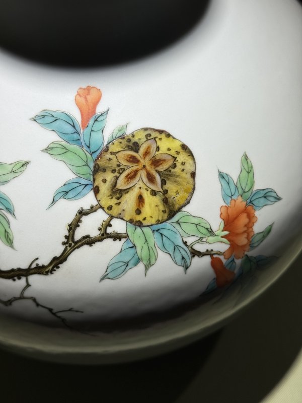 民国 粉彩瑞桃三多纹天球瓶 - 图28