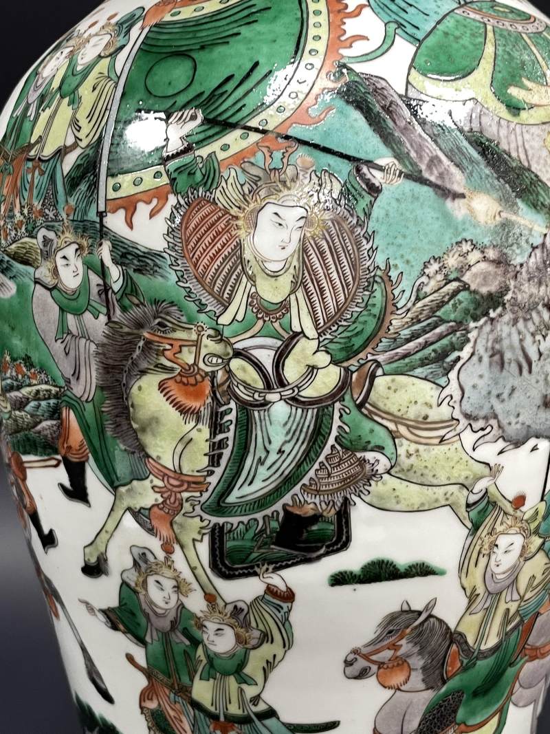 清晚期 五彩刀马人物纹大瓶 - 图11