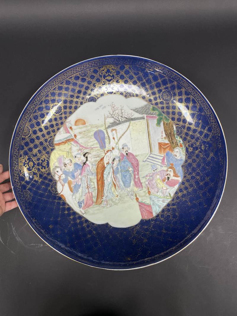 清晚期 蓝釉描金锦地开光粉彩昭君出塞图大盘 - 图2