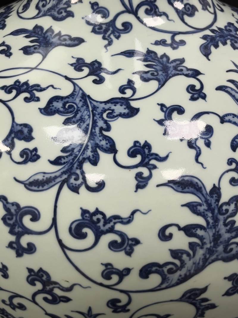 清中期 青花缠枝花卉纹天球瓶 - 图11