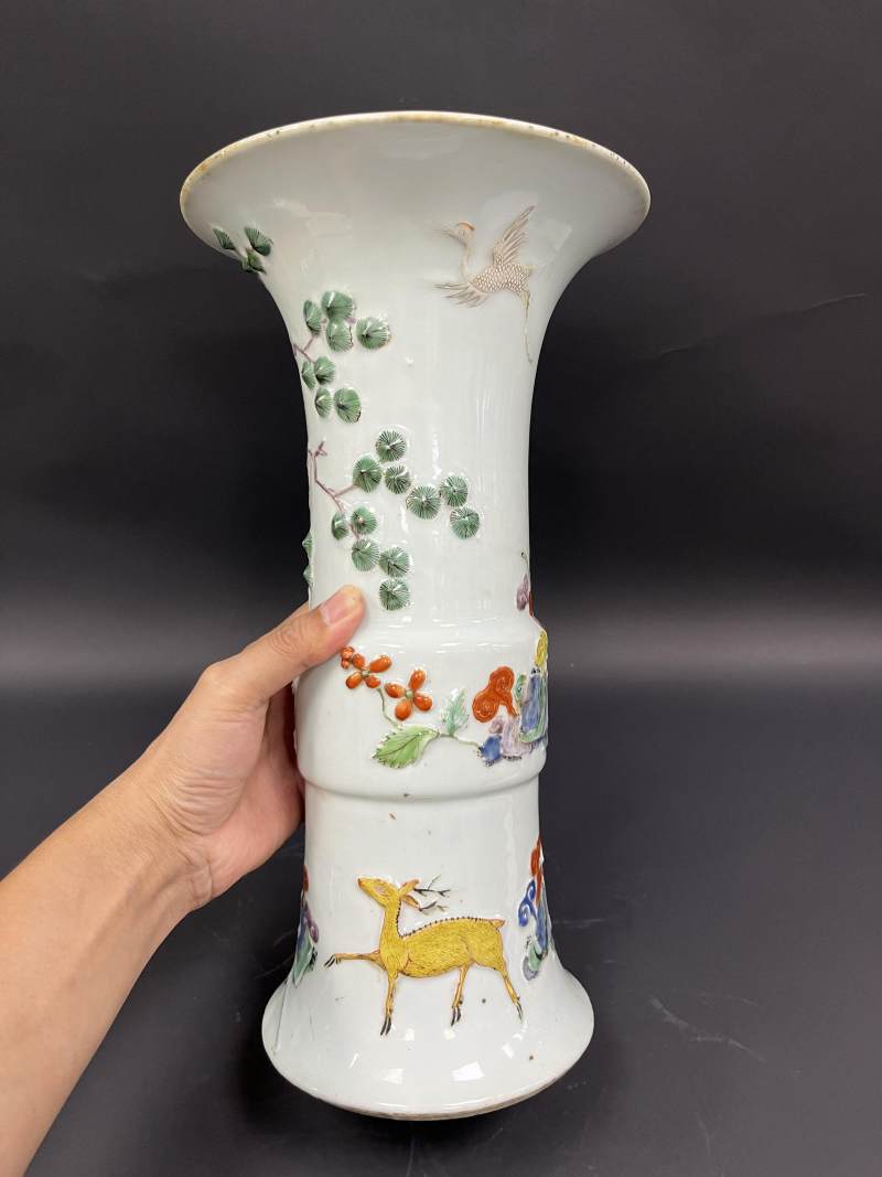 清雍正 粉彩凸雕鹤鹿同春图花觚 - 图3