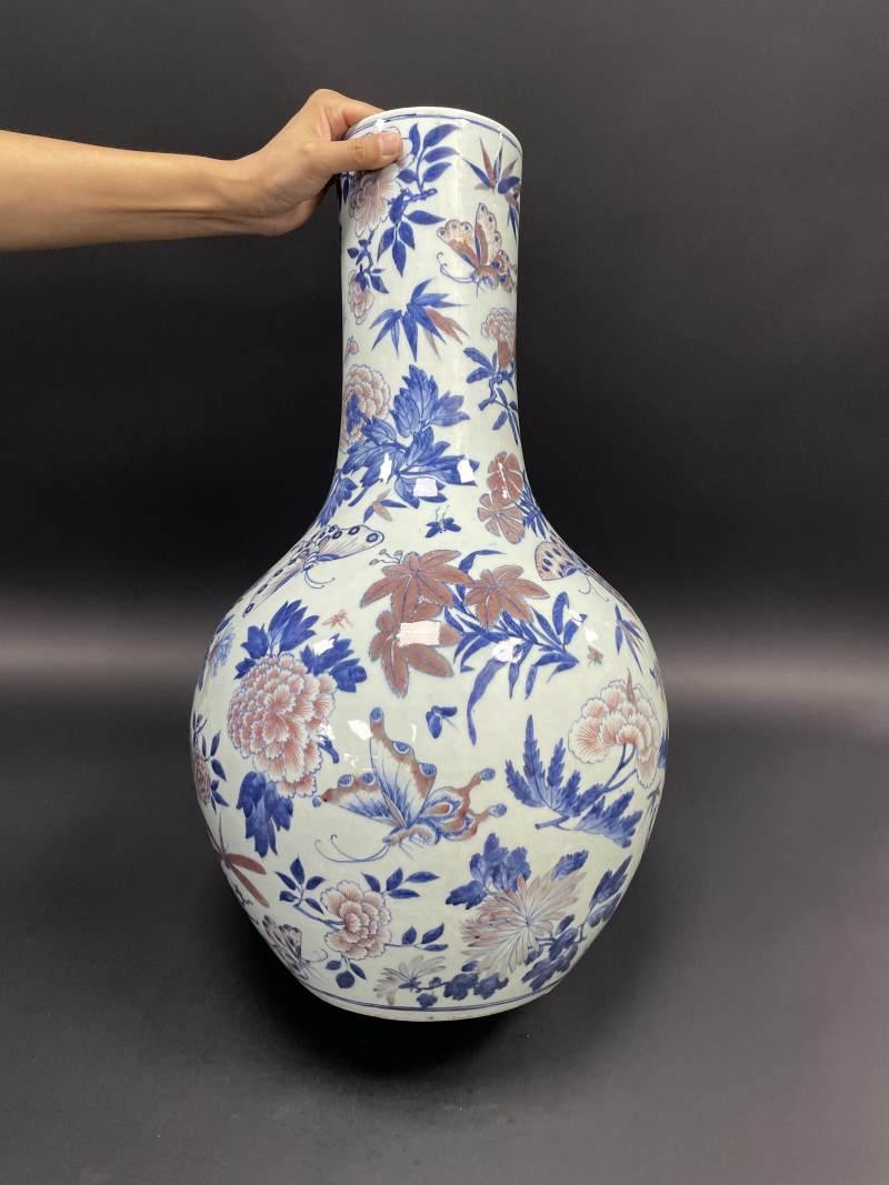 清乾隆 青花釉里红蝶恋花图天球瓶 - 图5