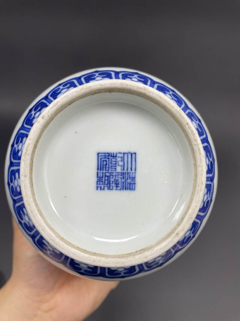 清中期 青花胭脂红缠枝莲纹灯笼瓶 - 图12