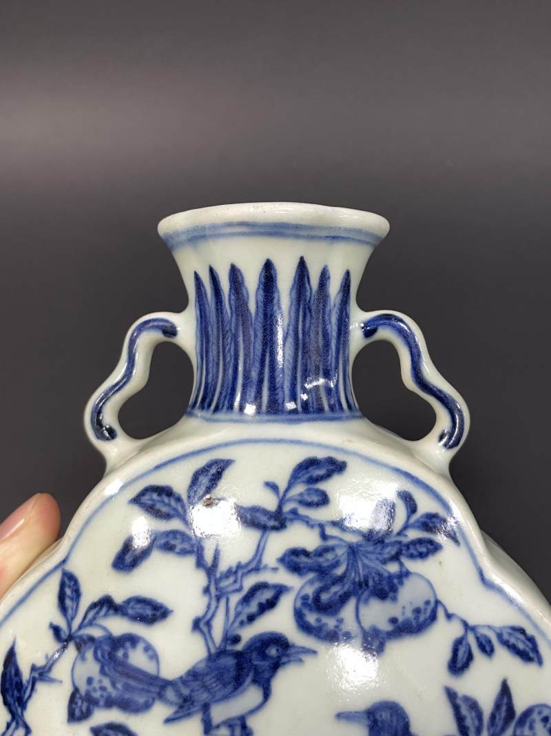 清乾隆 青花花鸟纹小抱月瓶 - 图6