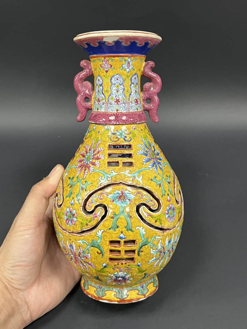 民国 黄地轧道粉彩缠枝花卉纹镂空八卦交泰转心瓶 - 图5