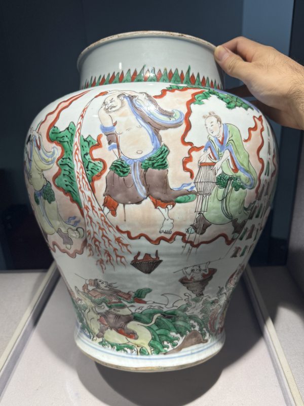 清康熙 青花五彩八仙闹海图大盖罐 - 图9