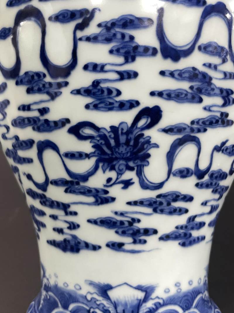 清乾隆 青花云蝠八宝纹花耳瓶 - 图18
