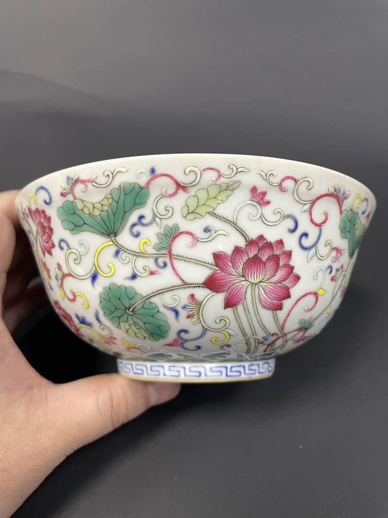 清宣统 内青花外粉彩荷塘图碗 - 图5