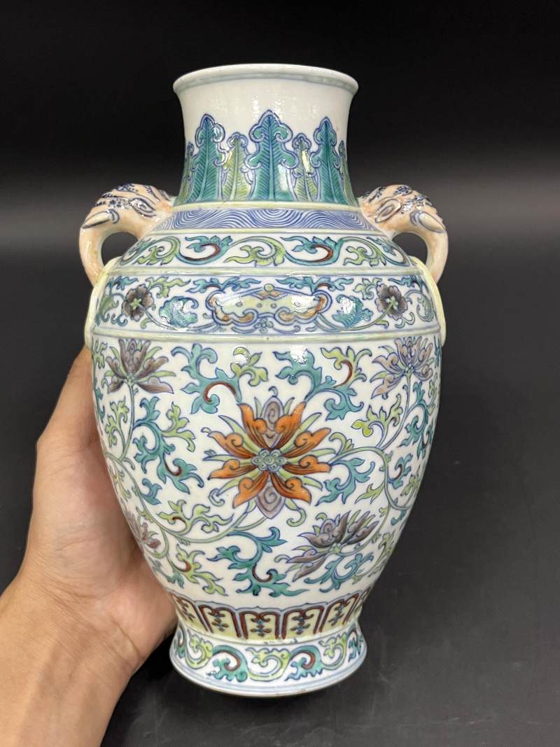 清晚期 斗彩缠枝莲纹象耳尊 - 图4