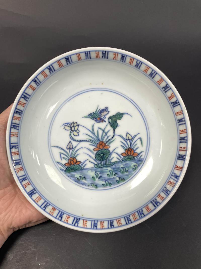 清雍正 斗彩荷塘鸳鸯纹盘 - 图2