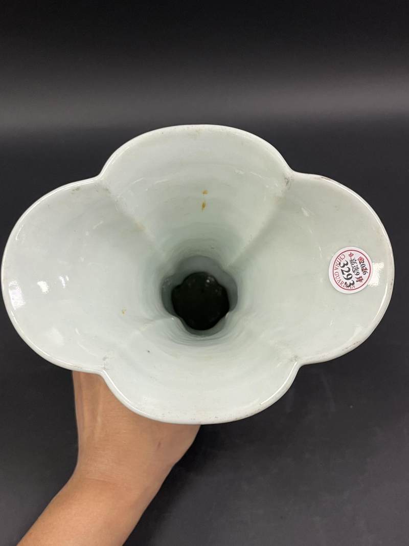 清中期 粉彩三多博古清供图海棠形花觚 - 图6