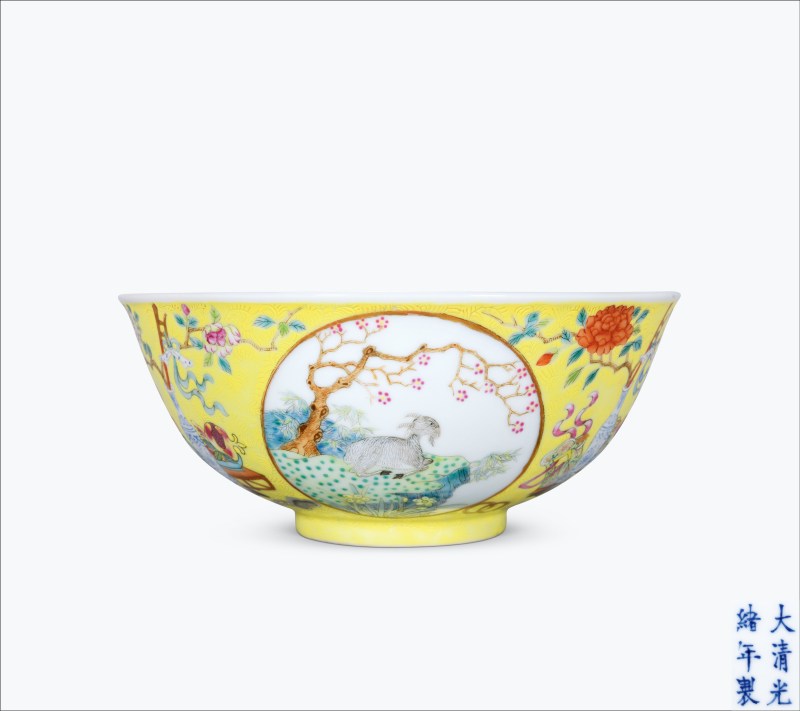 清光绪 内青花外黄地轧道粉彩吉庆升平开光三羊开泰图碗 - 图1