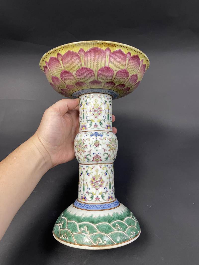 清中期 粉彩缠枝莲福寿莲瓣高足盘 - 图2