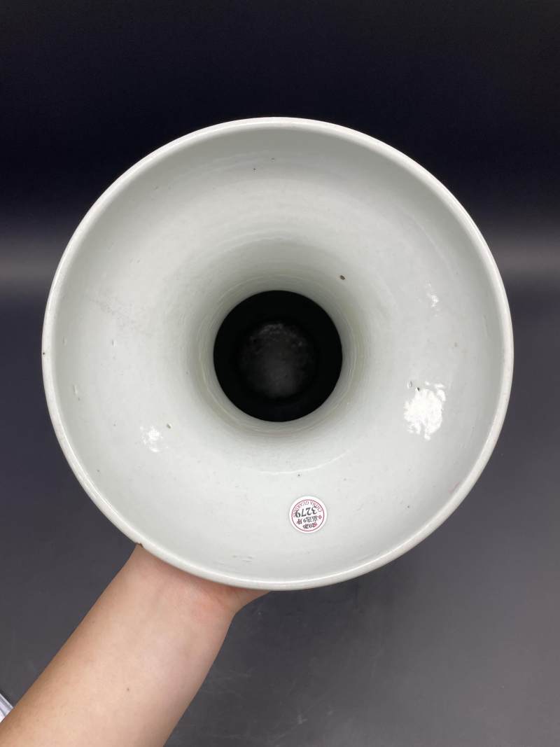 清中期 粉彩凸花海水龙纹螭耳大瓶 - 图6