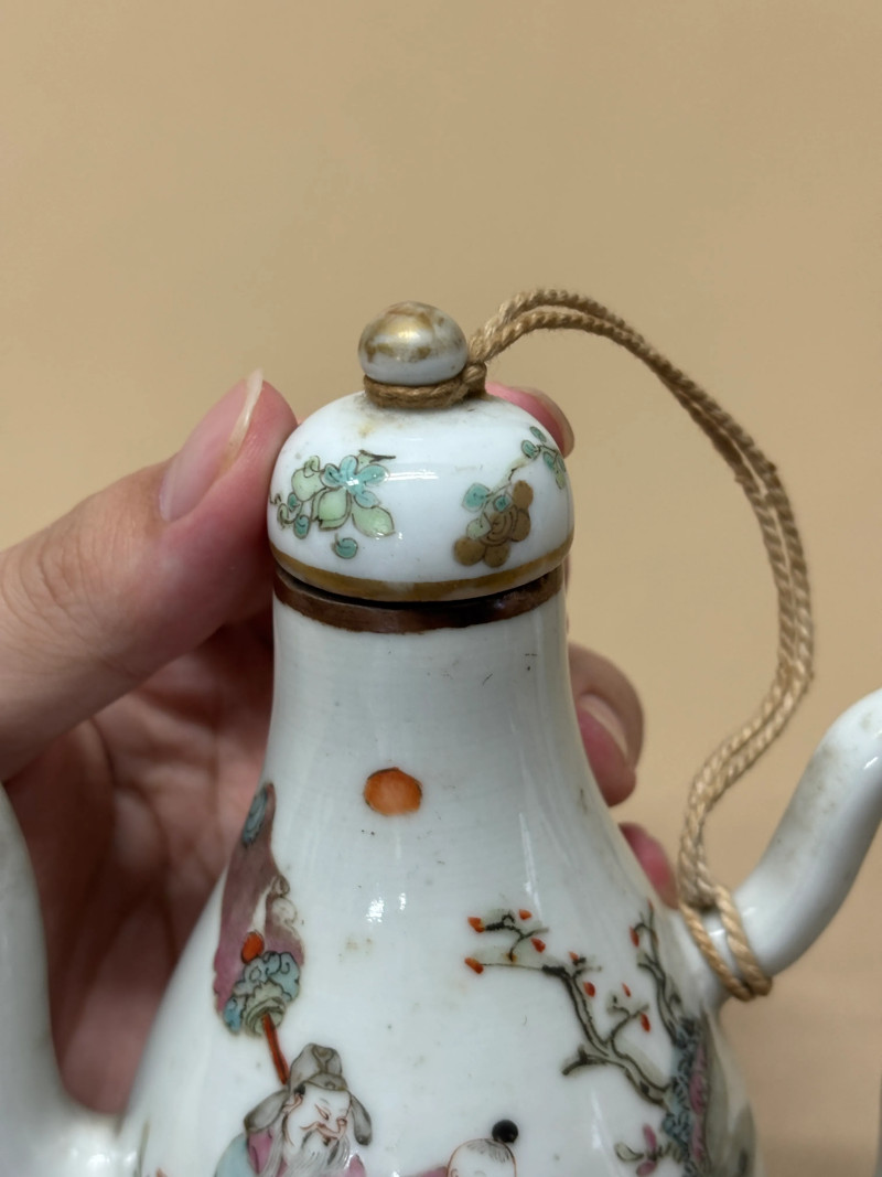 清同治 粉彩携琴访友图酒壶 - 图5