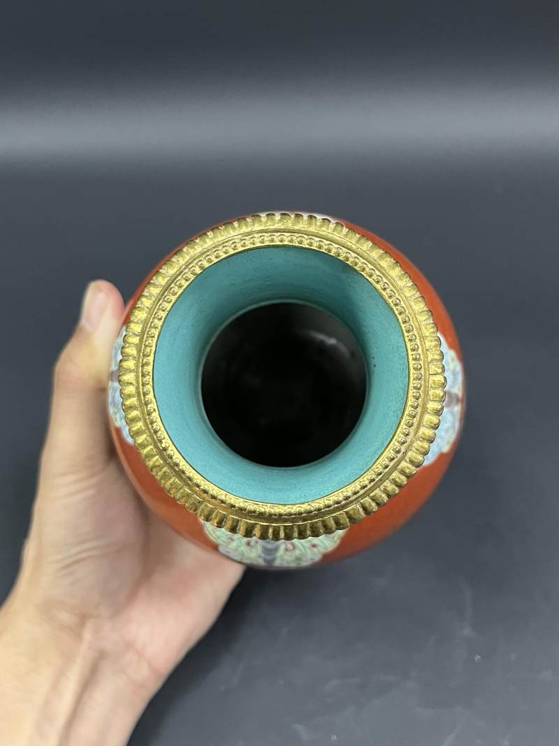 清乾隆 珊瑚红釉描金花卉开光粉彩婴戏图蝶耳尊一对 - 图7
