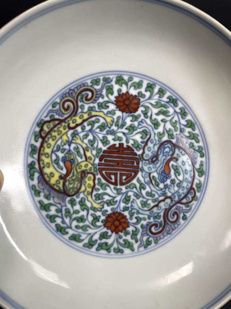 清雍正 斗彩内穿花螭龙捧寿图外万寿图盘 - 图3