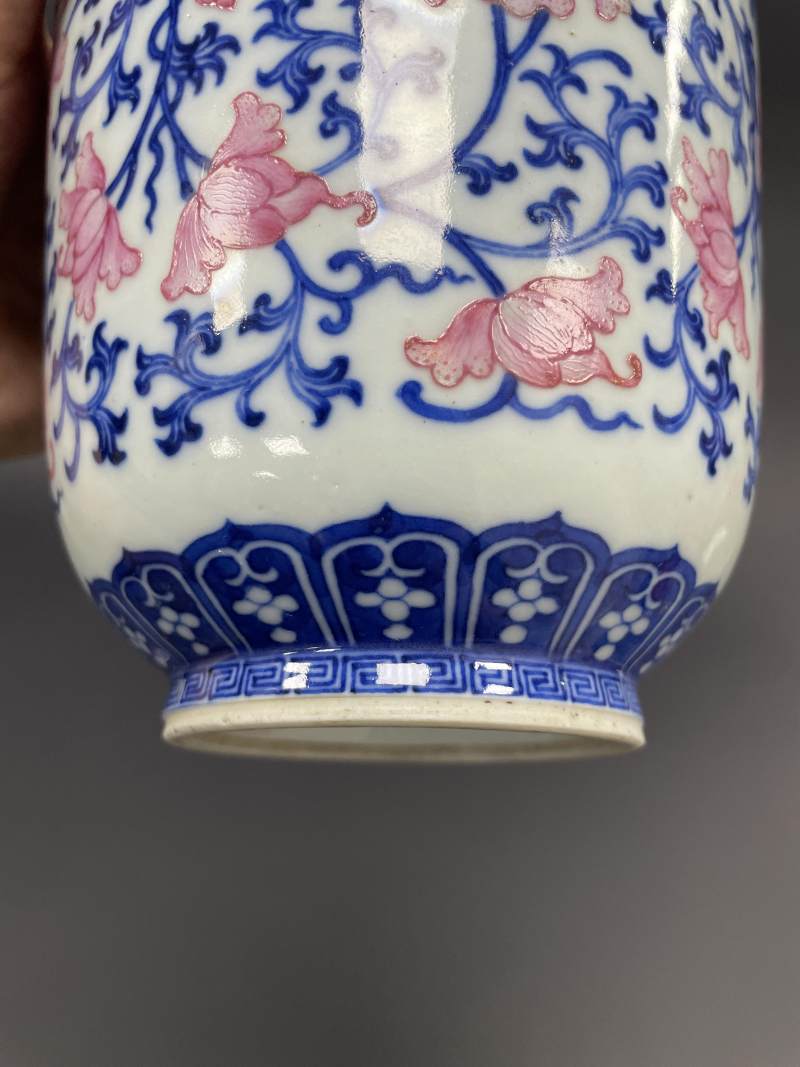 清中期 青花胭脂红缠枝莲纹灯笼瓶 - 图13