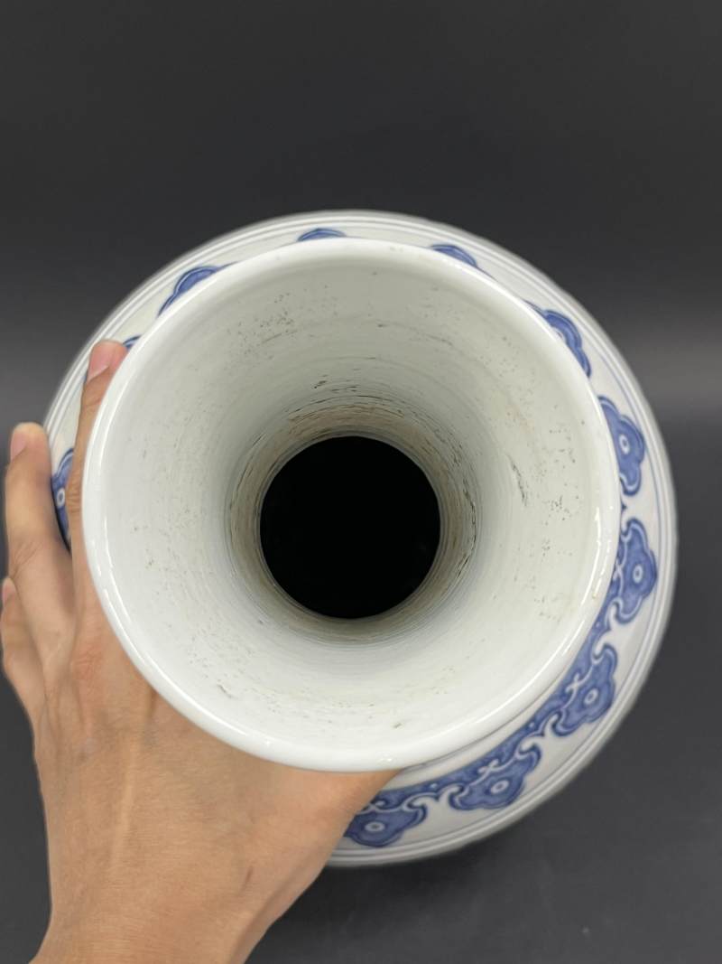 清晚期 青花缠枝莲纹赏瓶 - 图5