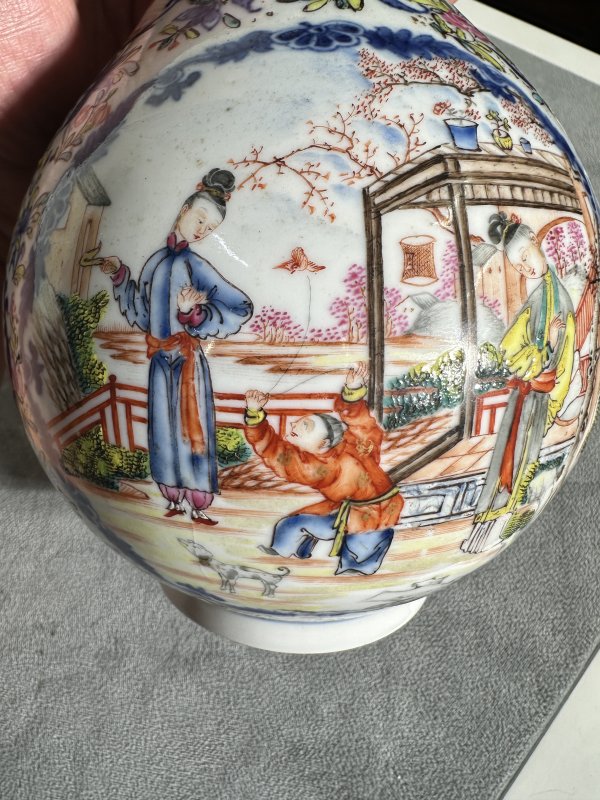 清乾隆 青花加彩开窗山水人物瓶 - 图7