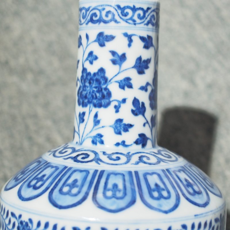 清乾隆 青花折枝花卉纹锥瓶 - 图17