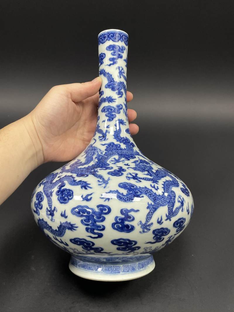 清道光 青花九龙图荸荠瓶 - 图4
