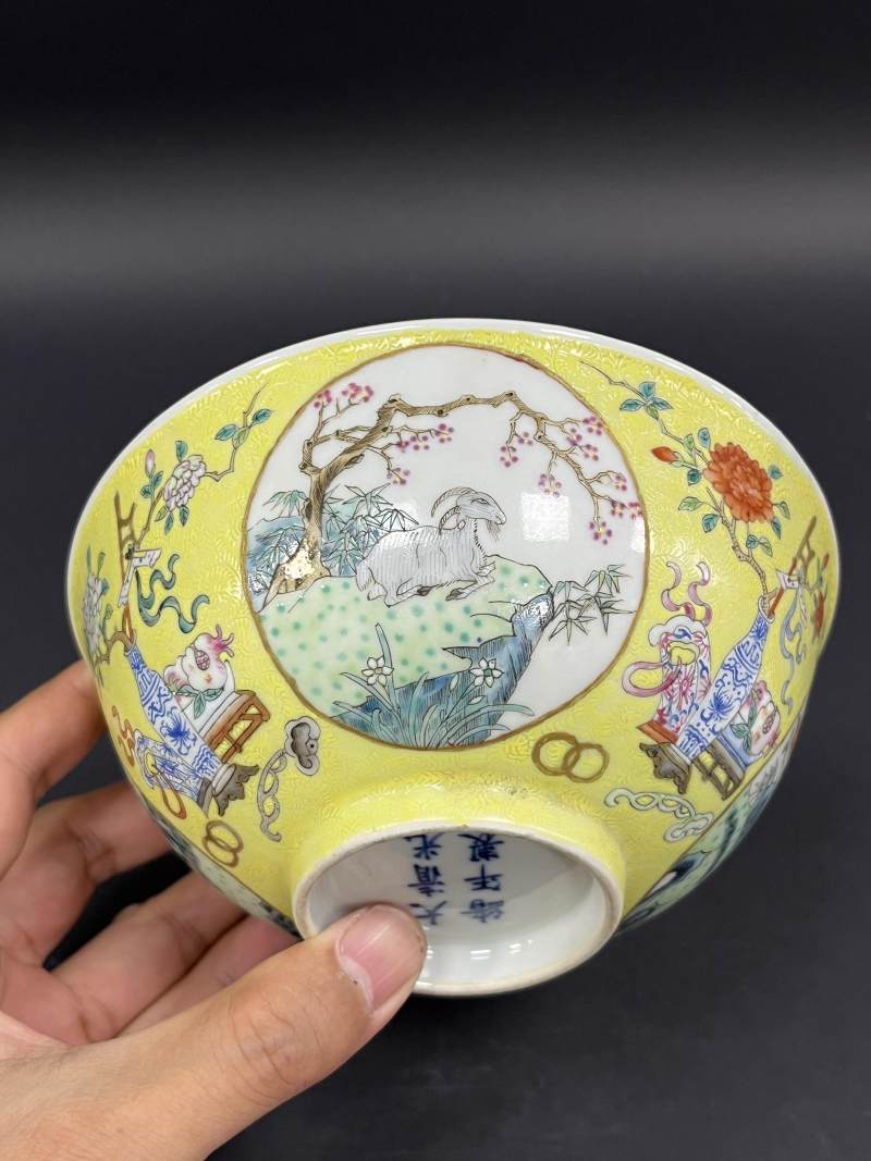 清光绪 内青花外黄地粉彩吉庆升平开光三羊开泰图碗 - 图5