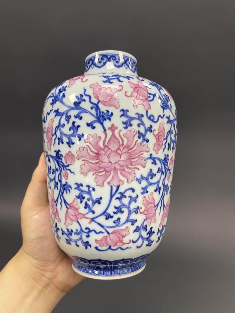 清中期 青花胭脂红缠枝莲纹灯笼瓶 - 图4