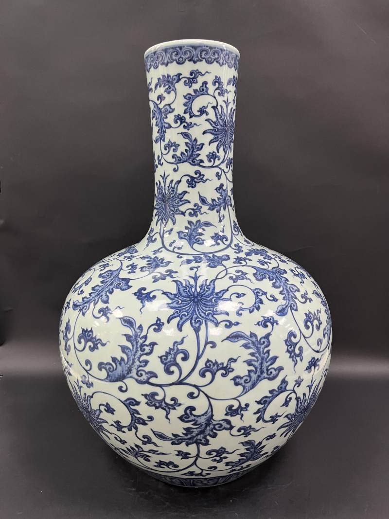 清中期 青花缠枝花卉纹天球瓶 - 图3