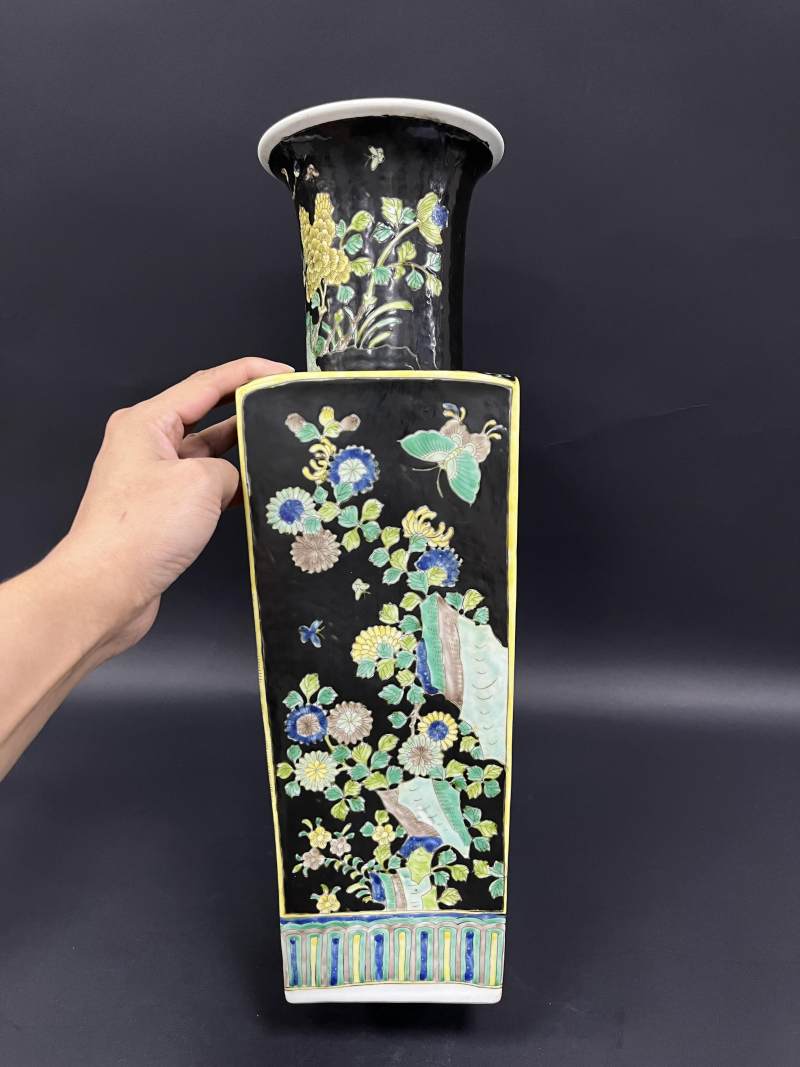 清晚期 墨地素三彩四季花卉纹天圆地方瓶一对 - 图21