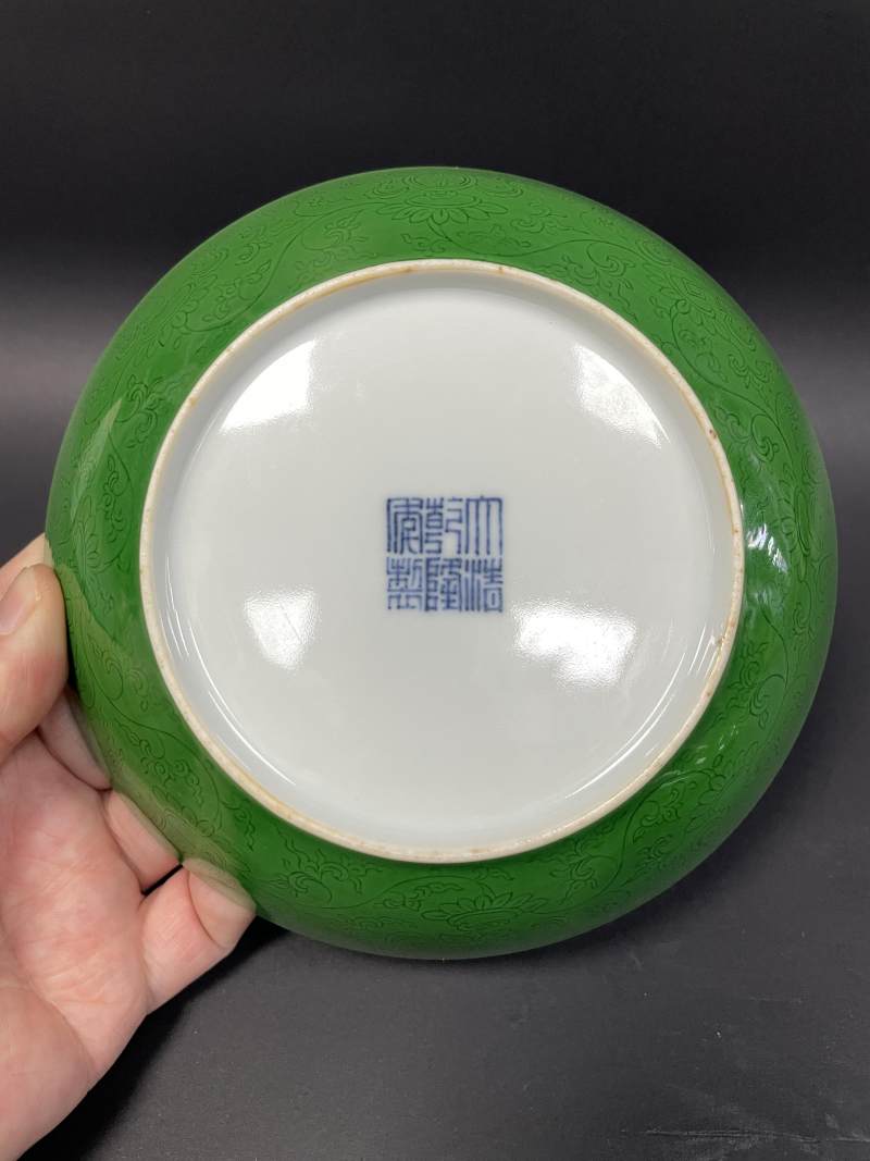 清乾隆 瓜皮绿釉暗刻缠枝莲托八宝纹盘一对 - 图8