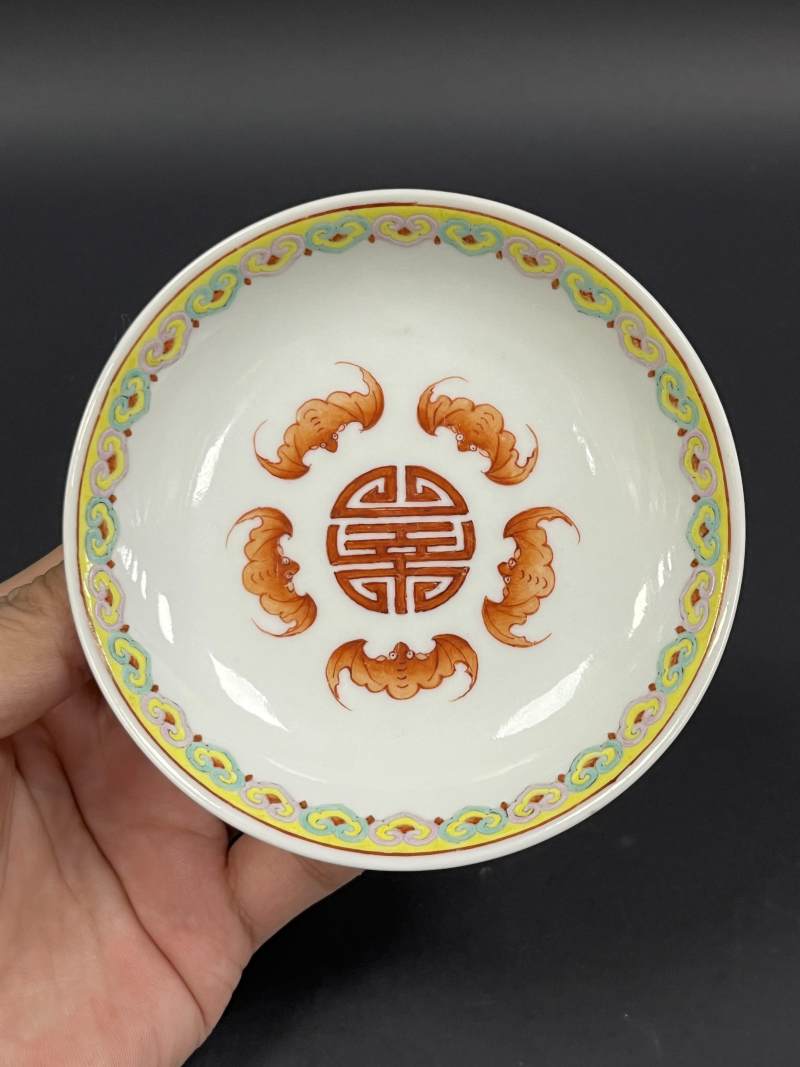 清乾隆 内矾红五蝠捧寿图外胭脂红地洋彩缠枝花卉纹小盘 - 图2
