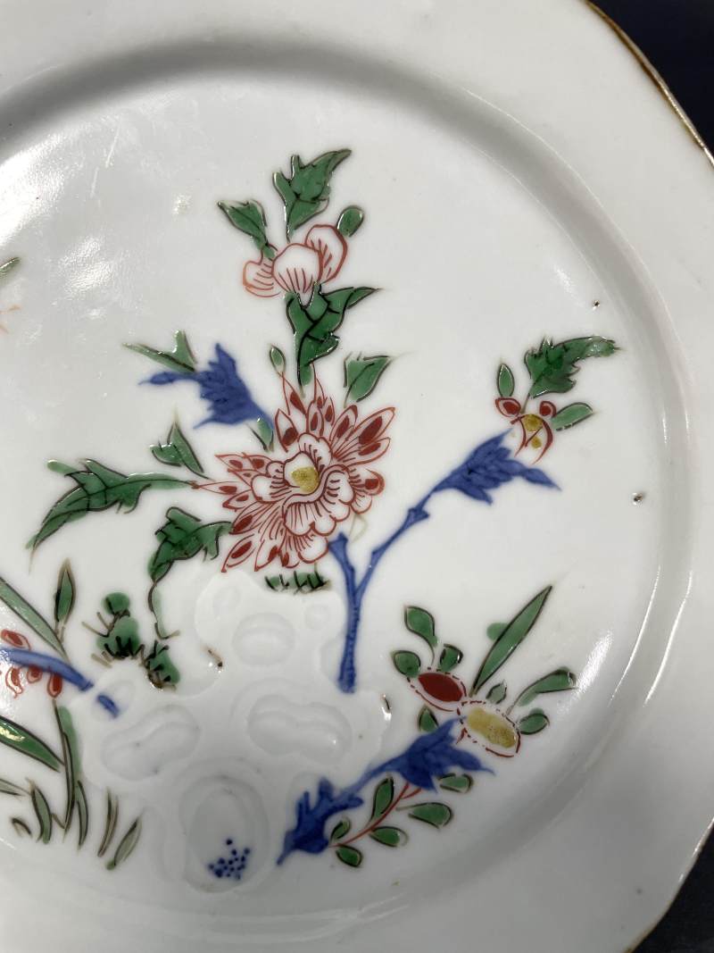 明天启 青花五彩洞石花卉纹盘一对 - 图14