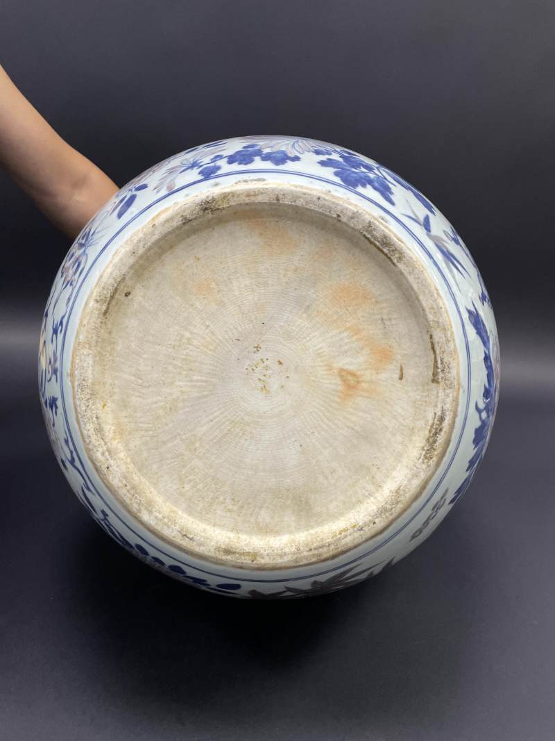 清乾隆 青花釉里红蝶恋花图天球瓶 - 图7