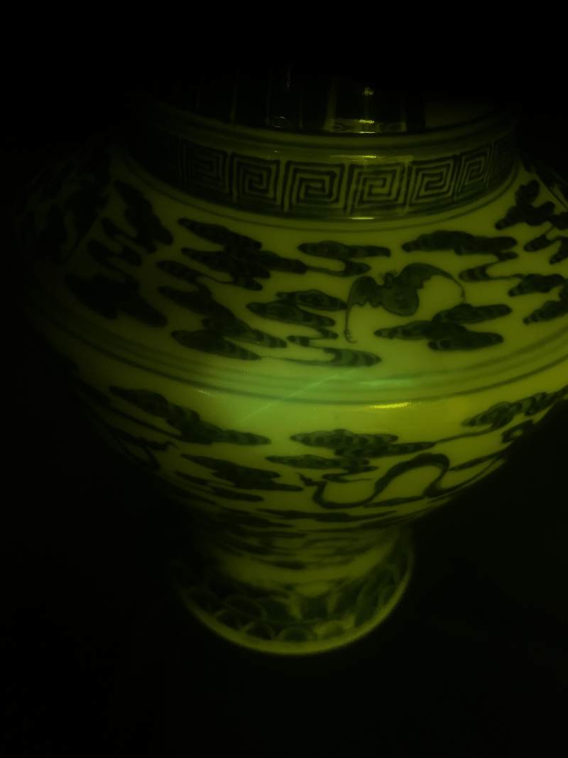 清乾隆 青花云蝠八宝纹花耳瓶 - 图19
