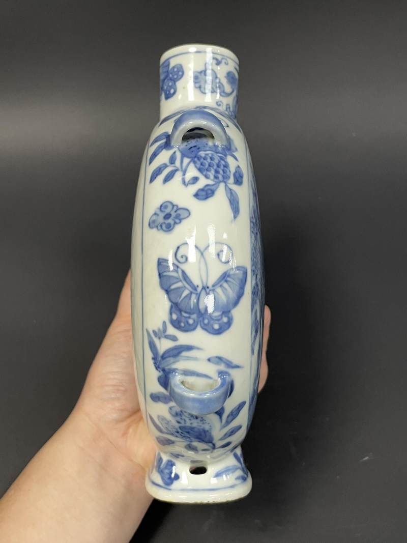 清嘉庆 青花瓜瓞绵绵开光山水人物诗文穿带扁瓶 - 图11
