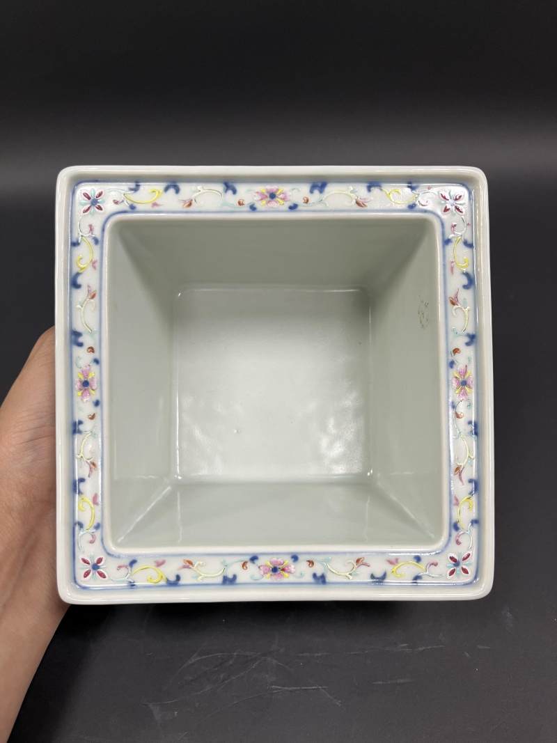 清道光 青花洋彩缠枝莲蝠纹四方水仙盆 - 图2