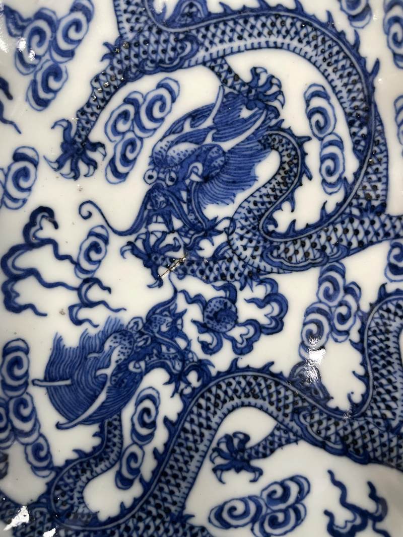 清宣统 内青花云龙纹外粉彩折枝花卉纹荷叶形盘 - 图9