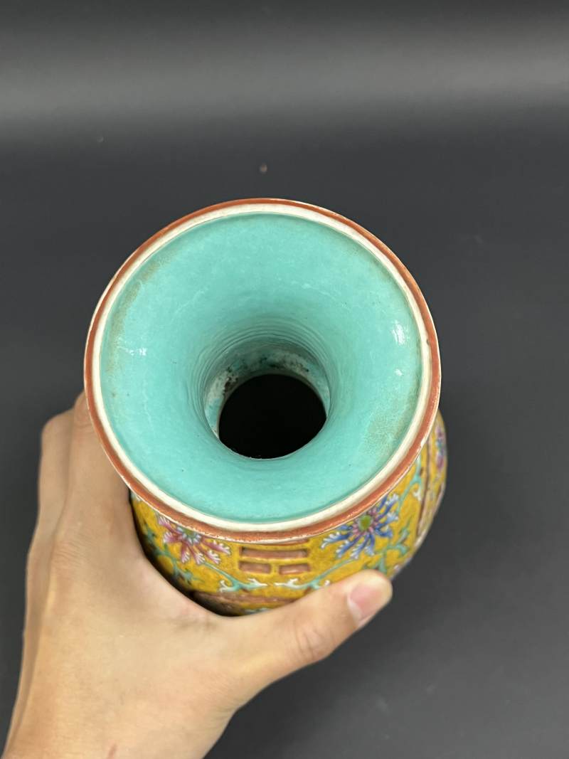 民国 黄地轧道粉彩缠枝花卉纹镂空八卦交泰转心瓶 - 图7