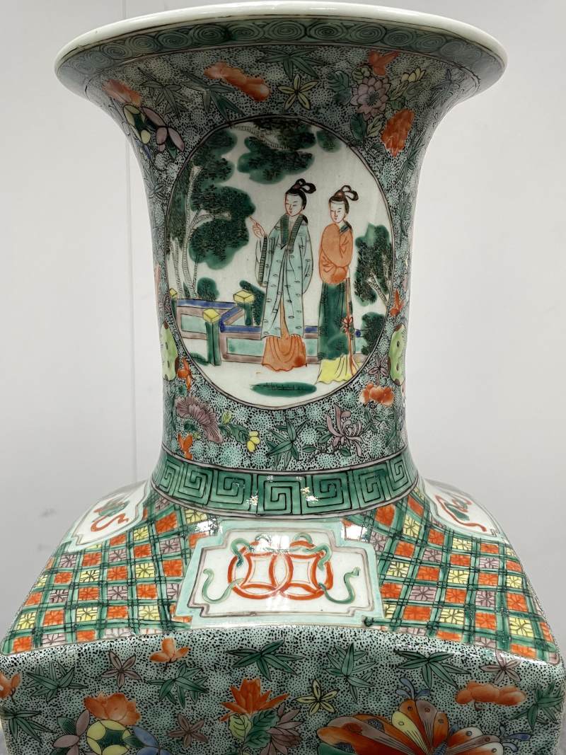 清晚期 五彩花蝶开光仕女图天圆地方大瓶一对 - 图11