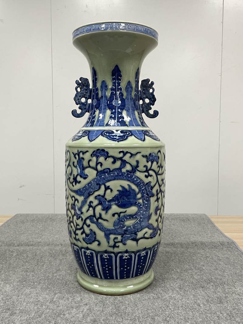 清中期 青釉青花堆白螭龙灵芝纹螭耳大瓶一对 - 图2