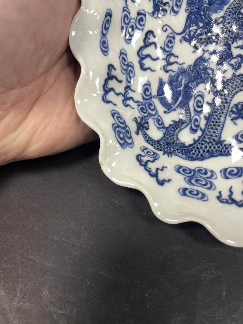 清宣统 内青花云龙纹外粉彩折枝花卉纹荷叶形盘 - 图10