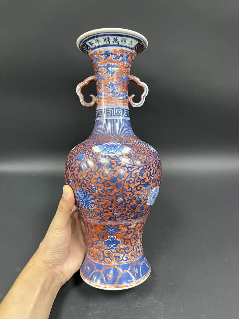 清晚期 珊瑚红地青花缠枝花卉纹云耳瓶 - 图2