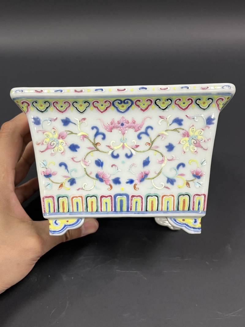 清道光 青花洋彩缠枝莲蝠纹四方水仙盆 - 图3