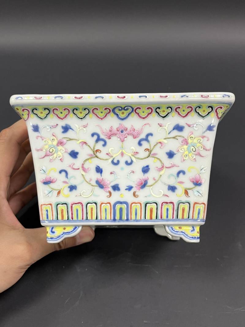 清道光 青花洋彩缠枝莲蝠纹四方水仙盆 - 图4