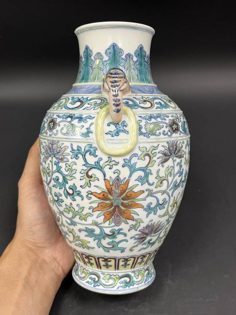 清晚期 斗彩缠枝莲纹象耳尊 - 图5